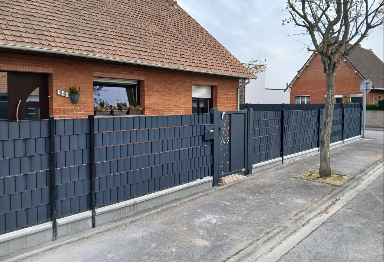 Clôture composite anthracite avec portillon assorti sur carport, réalisation MAC Paysages à Rexpoëde